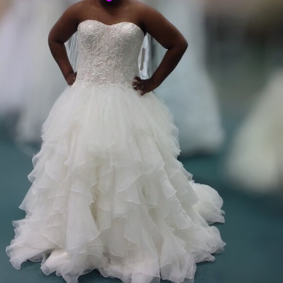 Wedding Dress - Picture 1 of 4